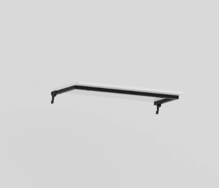 Prateleira metálica instalada em suporte de cremalheira branca fixada na parede